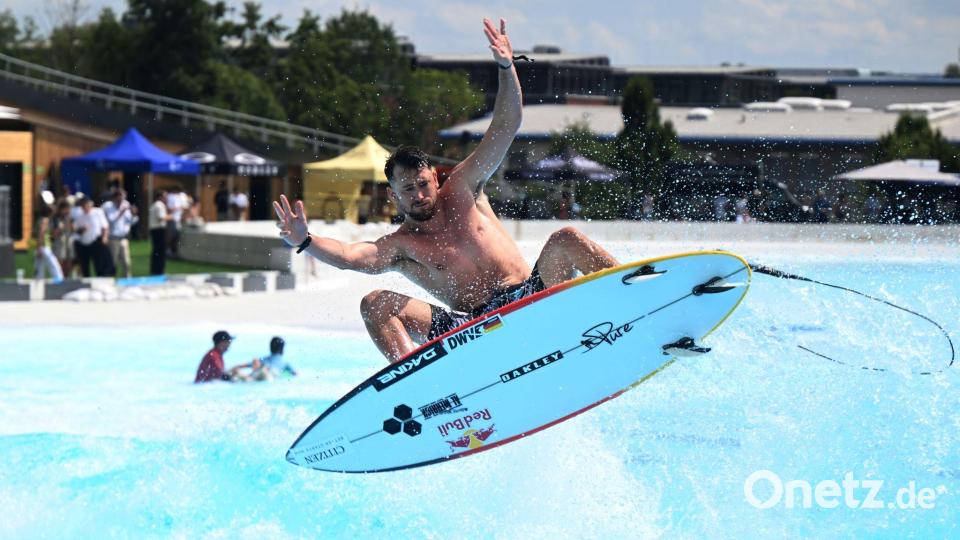 Olympionike Leon Glatzer im neuen Surfpark Bild: Felix Hörhager/dpa