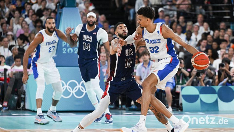 Wembanyama wird von NBA-Meister Jayson Tatum bedrängt. Bild: Sven Hoppe/dpa