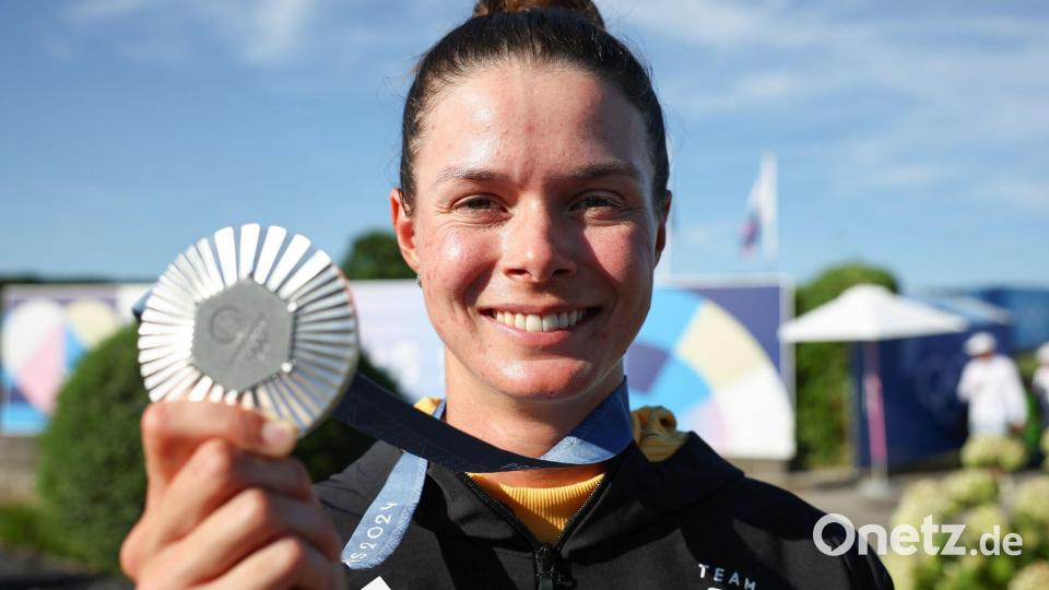 Präsentiert stolz ihre Silbermedaille: Golferin Esther Henseleit. Bild: Jan Woitas/dpa
