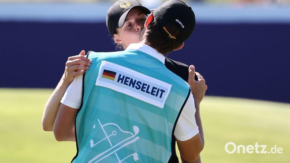 Esther Henseleit küsst ihren Freund und Caddie Reece Phillips. Bild: Jan Woitas/dpa
