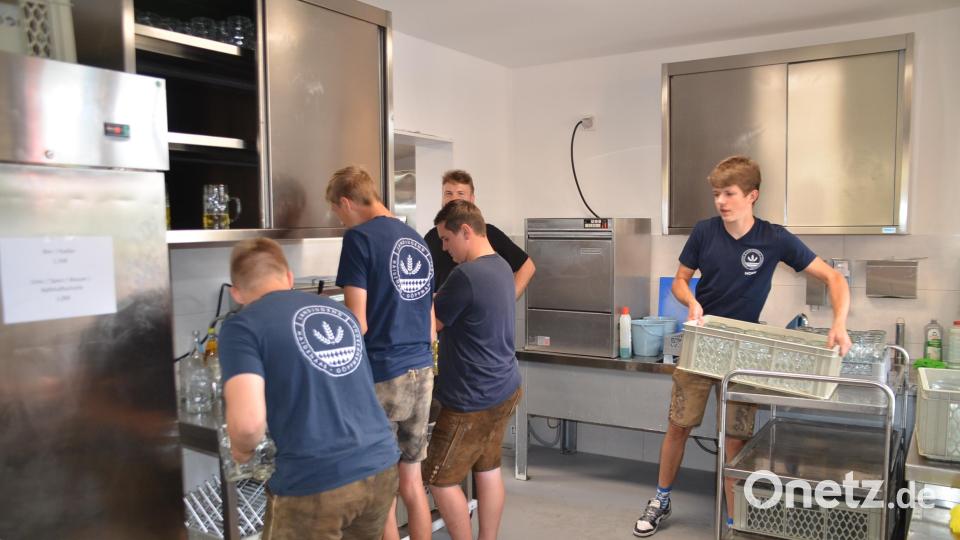 Die Jugend packte bei der Einweihung mit an. Bild: ak