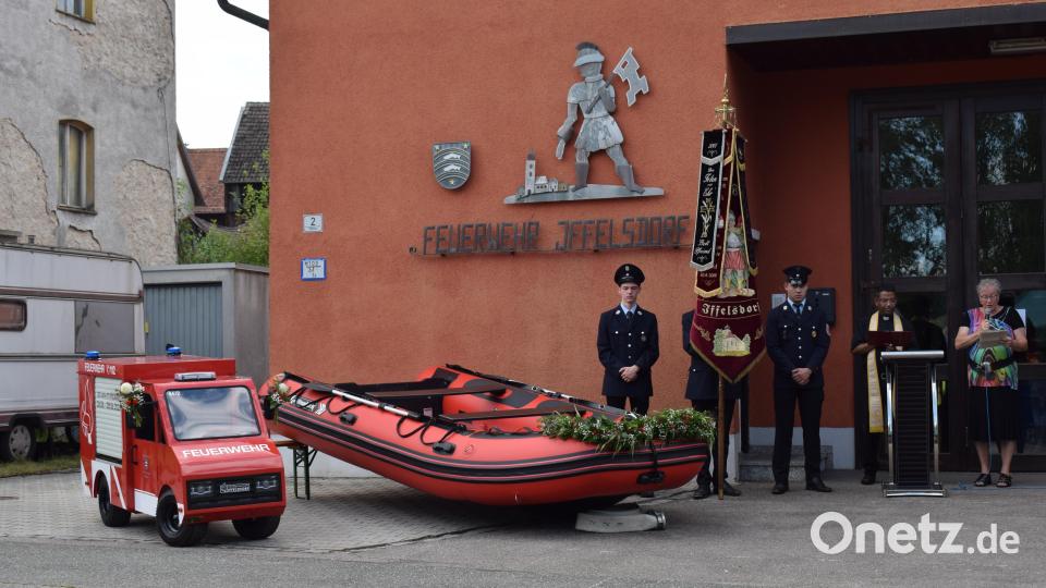 Neben dem Spielplatz erteilen Pfarrer Georg und Pfarrerin Heidi Gentzwein dem neuen Feuerwehrboot und dem Minifahrzeug den kirchlichen Segen. Bild: bnr