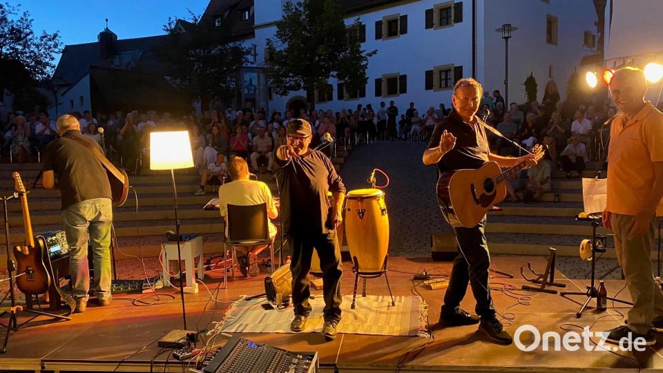 Eine Bereicherung des Nabburger Kultursommers: "Ollie und die Blinden" ziehen bei ihrem Auftritt im Spitalhof rund 250 Zuhörer an. Bild: Völkl