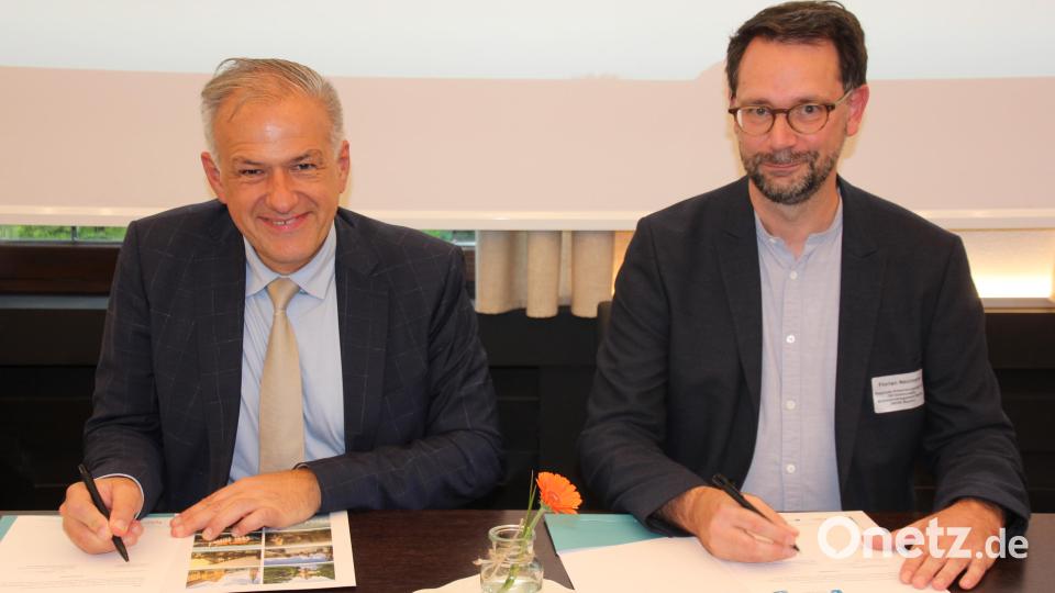 Landrat Roland Grillmeier (links) und Florian Neumann von REAB Bayern unterzeichnen den Kooperationsvertrag. Bild: kro