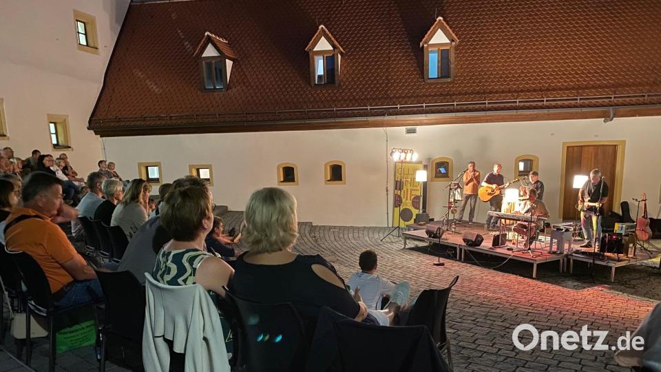 Der Spitalhof bietet beim Nabburger Kultursommer ein schönes Ambiente. Viele Zuhörer genießen den Abend bei Songs von "Ollie und die Blinden". Bild: Völkl