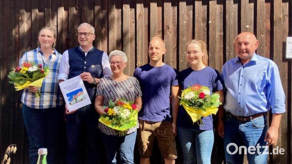 Bürgermeister Bernhard Lindner (2.v.li.) überraschte Anna Ulrich, Marianne Moosburger und Silke, die Freundin von Wirt Julian Wild (3.v.re.) mit Blumen, Hahnbachs 2. Bürgermeister Georg Götz (re.) freute sich mit. Bild: Georg Münch