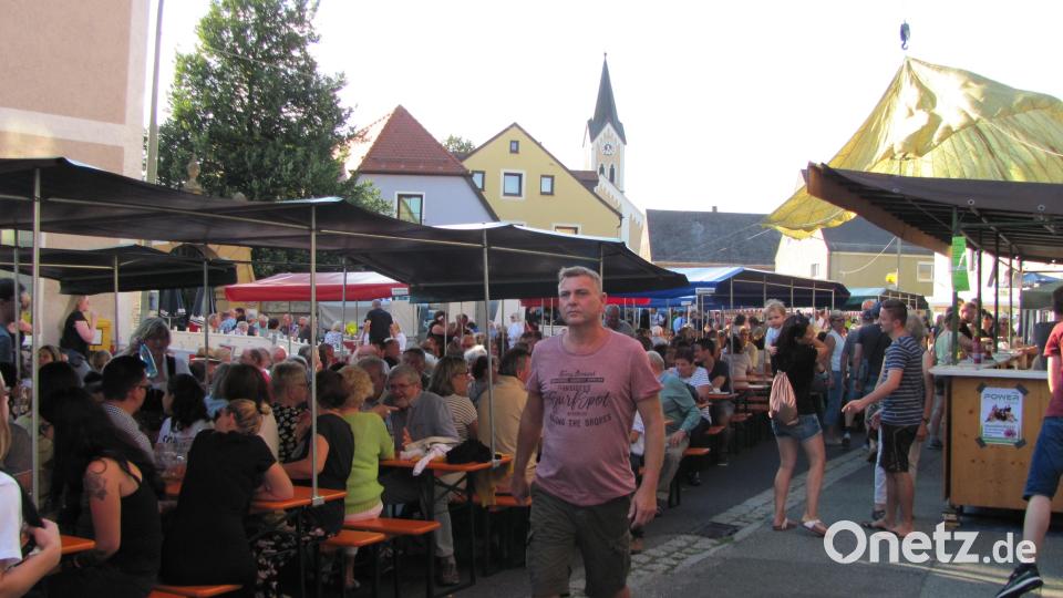 Auf bestes Bürgerfestwetter hoffen alle, damit der Marktplatz in Mantel auch in diesem Jahr wieder bis auf den letzten Platz besetzt ist. Bild: sei