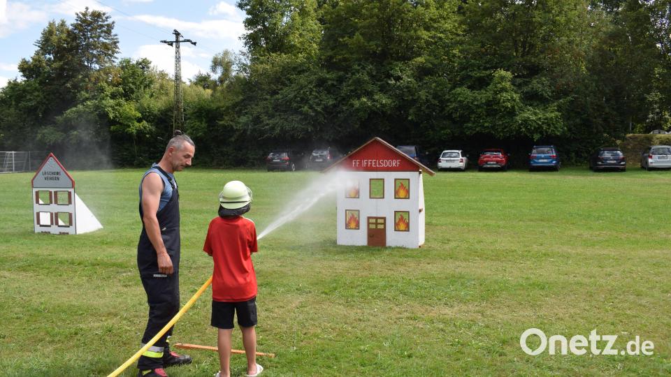 Früh übt sich wer ein echter Feuerwehrmann werden will. Der Umgang mit dem Strahlrohr gehört dazu. Bild: bnr