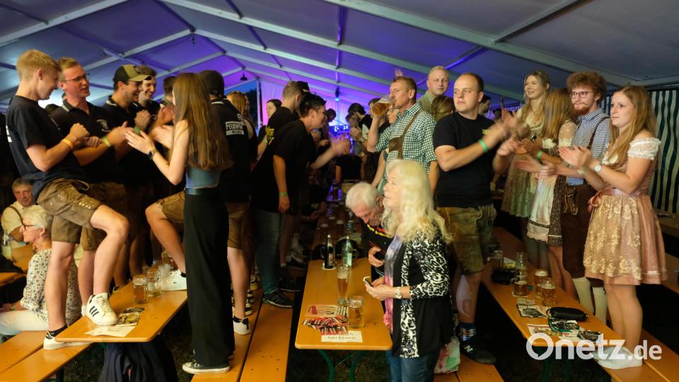 Das Gastspiel der &quot;Jungen Zillertaler&quot; lockte die Besuchermassen und hob die Stimmung. Bild: do