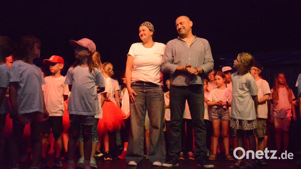 Georg und Thea Sosani haben in nicht mal einer Woche den Kinder das Stücke &quot;Traumfabrik&quot; nähergebracht und mit Geduld eingeübt. Bild: bey