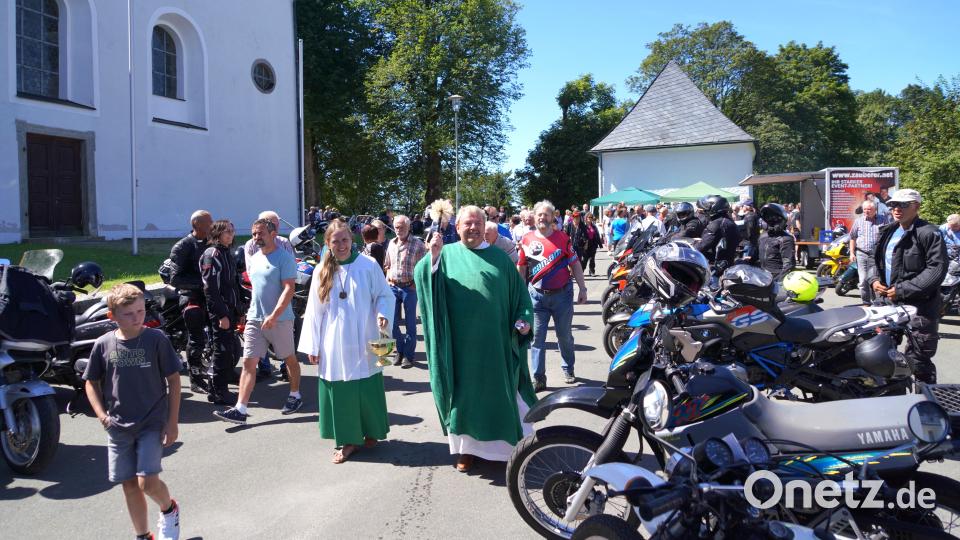 Pfarrer Albert Hölzl segnet mit Weihwasser Motorräder und Fahrer. Bild: fvo