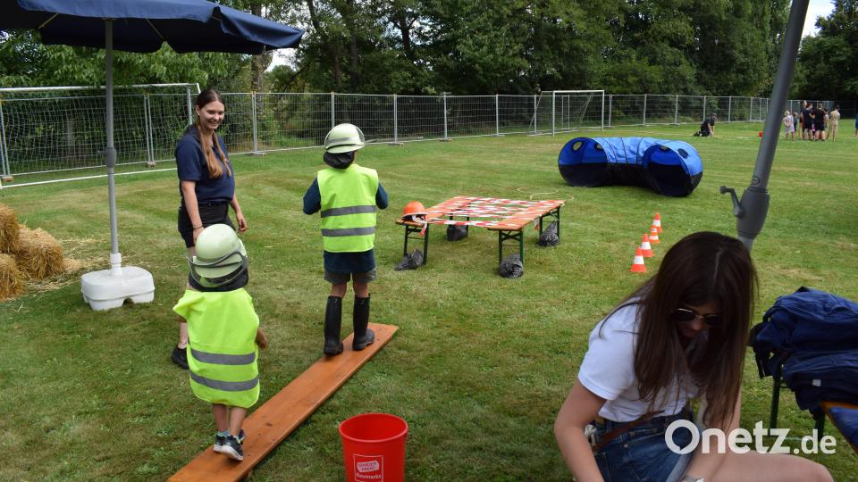 Der Spielparcours der Feuerwehr macht dem Feuerwehrnachwuchs sichtlich Spaß. Bild: bnr