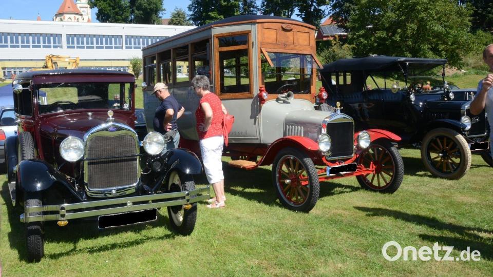 Kleine Rundfahrt gefällig? Ein Oldtimerbus war zumindest für eine Besichtigung zur Oldtimerschau gekommen. Bild: bey