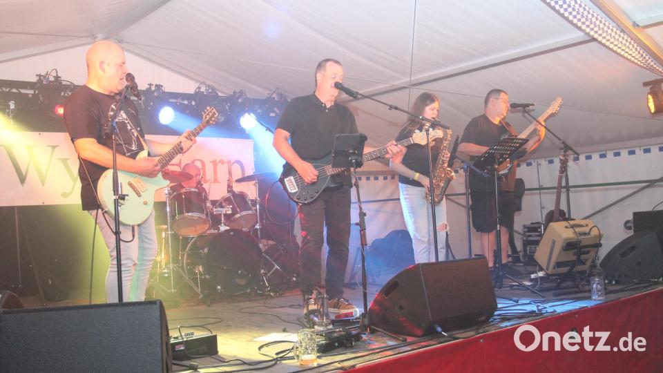 Die Band &quot;Wyatt Earp&quot; begeistert mit Rockmusik vom Feinsten. Eine der &quot;Special Guests&quot; ist Paula Meiler. Bild: pi