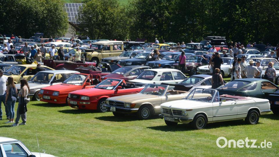 Wer seinen Parkplatz an der Zottbachschule fand, hatte anschließend den imposanten Blick auf die ausgestellten Oldtimer. Bild: bey