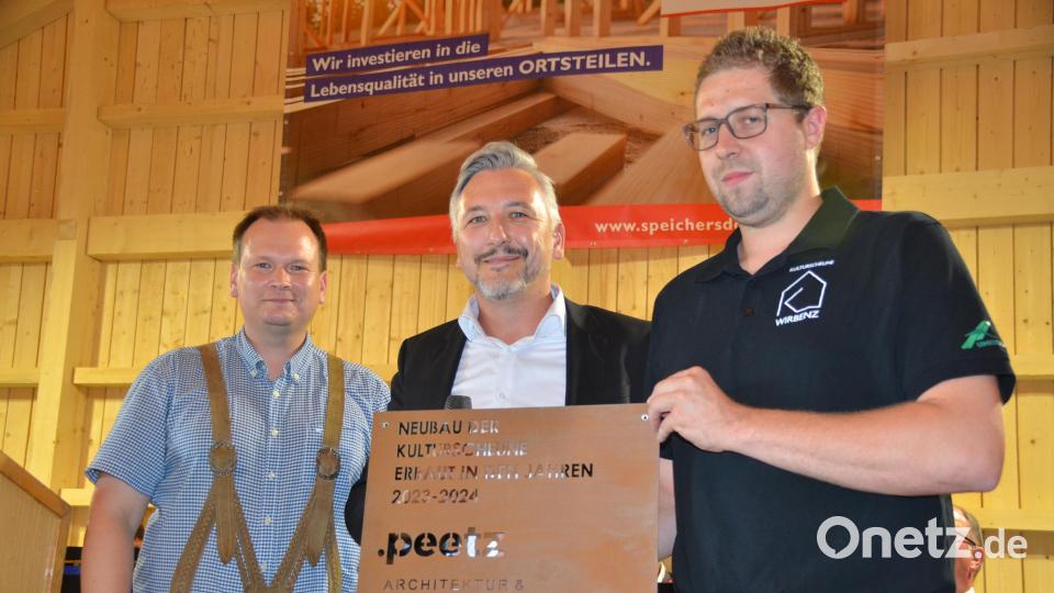 Archtitekt Manuel Peetz (Mitte) überreichte an den Vorsitzenden des Kulturscheunenvereins Sebastian Graf eine Tafel. Bild: ak