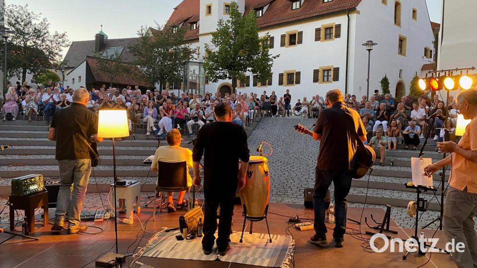 Ein idealer Ort für Konzerte: "Ollie und die Blinden" ziehen eine große Fangemeinde in den Spitalhof. Bild: Völkl