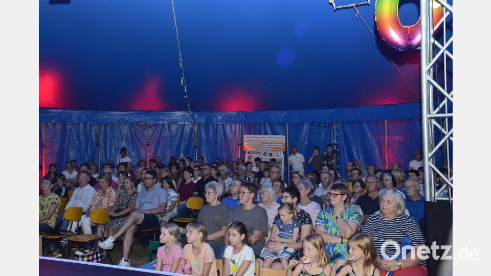 Das Zirkuszelt ist bei der &quot;Traumfabrik&quot; voll besetzt. Im rechten Teil sitzen all die Helferinnen und Helfer, die vor Jahrzehnten den Kinderferienclub St. Georg unterstützt haben. Bild: bey