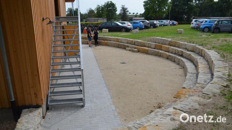 Die Sitztreppen vor dem Jugendraum. Bild: ak