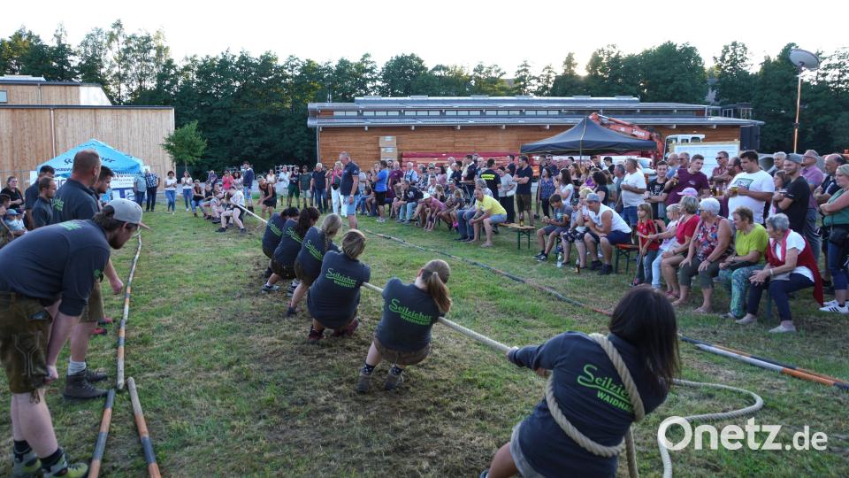 Beim Endkampf bezwingen die Waidhauser Seilzieherinnen (Vordergrund) die Waldthurner Kampfschnecken (Hintergrund). Bild: fvo