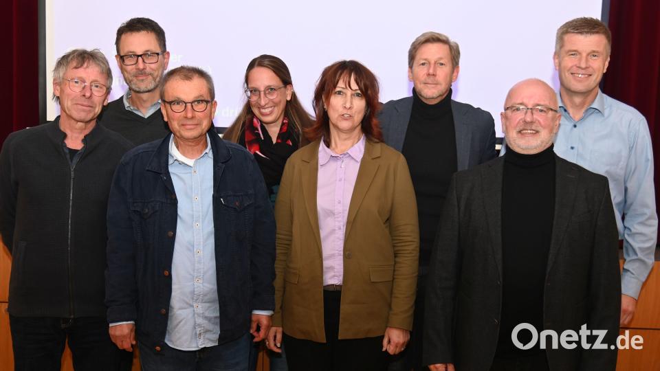 Mit Wieder- und Ergänzungswahlen sind Vorstand und Aufsichtsrat des Amberger Wohnungsunternehmens vollständig (von links): Ernst Neckermann, Jürgen Stegmann, Aufsichtsratsvorsitzender Hubert Keck, Sandra Popp, Tanja Tatara, die Vorstände Dieter Gerl und Jürgen Steinhof sowie der neu gewählte Aufsichtsrat Stefan Kunisch. Bild: gf