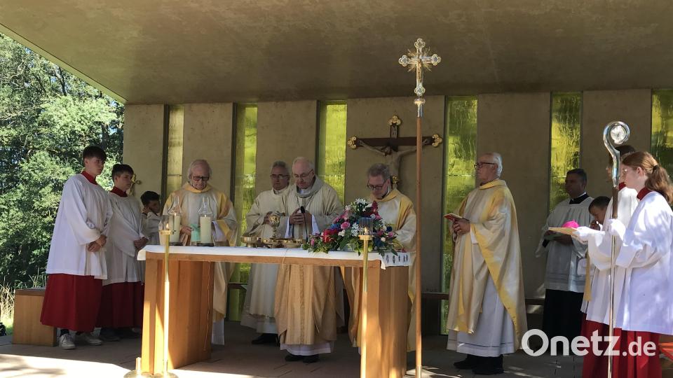 Das Pontifikalhochamt am Freialtar vor der Frohnbergkirche zelebrieren (von links) Pfarrer i. R. Hans Hertl, Diakon Dieter Gerstacker, Bischof Rudolf Voderholzer, Dekan Pfarre Christian Schulz und Pfarrer i. R. Hans Peter Heindl. Bild: mma