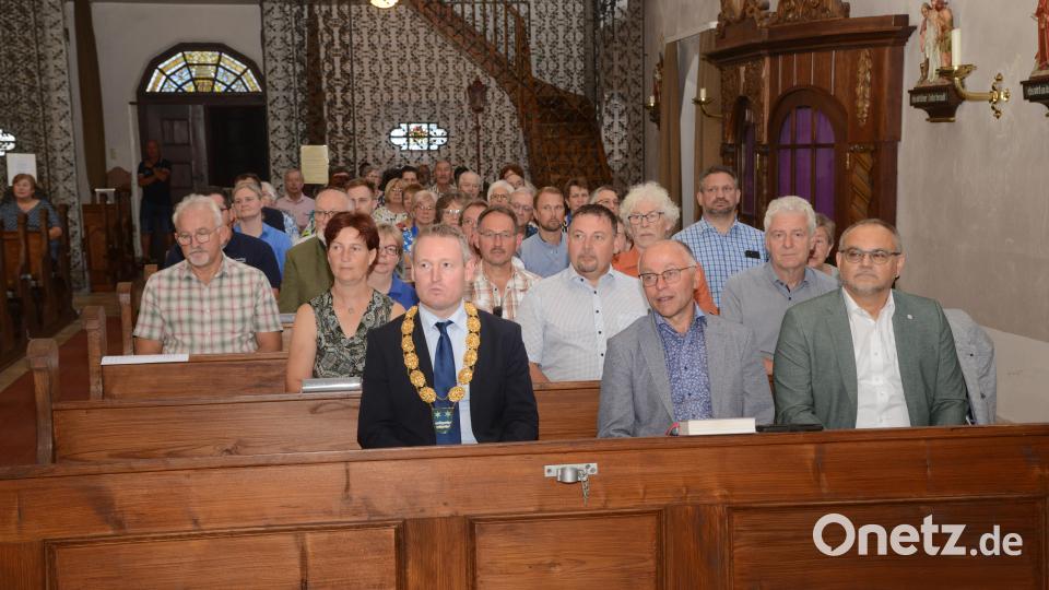 Der Ansprache von MdL Stephan Oetzinger hören aufmerksam zu Bürgermeister Johannes Kett, stellvertretender Landrat Albert Nickl und Leitender Baudirektor Kurt Hilliger (erste Reihe von links) zusammen mit den anderen Ehrengästen. Bild: bey