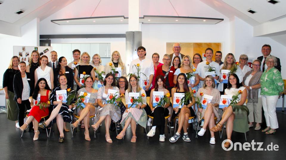 Regierung, Lehrerkollegium und Klinikleitung gratulierten den Absolventinnen und Absolventen zum 
bestandenen Examen und den hervorragenden Ergebnissen. Bild: Marie Ehras/exb