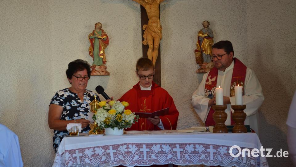 Neupriester Michael Steinhilber hielt den Gottesdienst zum Patrozinium mit Pfarrer Udo Klösel. Am Schluss erteilte der Neupriester Steinhilber den Primizsegen. Bild: Peter Garreiss
