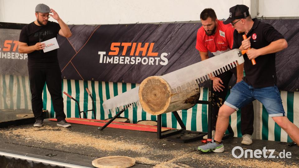 An einer riesigen Zugsäge können sich auch Mutige aus den Zuschauerreihen beweisen. Bild: do