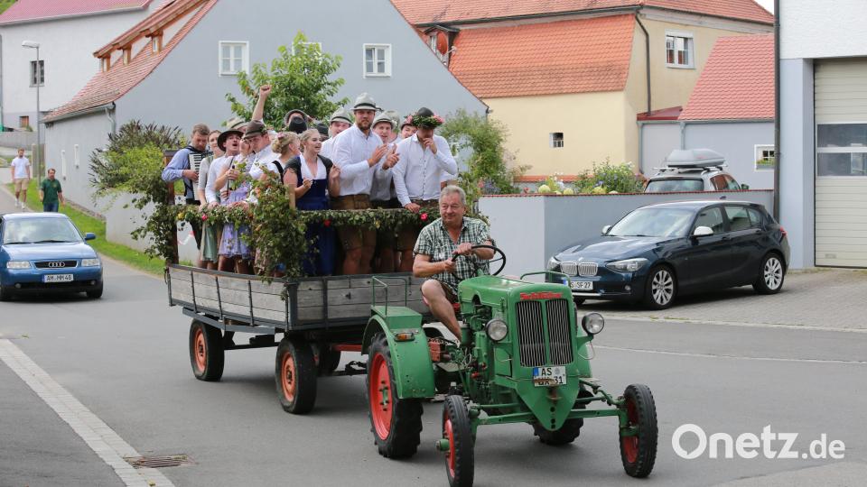 Helmut Ehbauer brachte die Kirwapaare zum Austanzen. Bild: egl