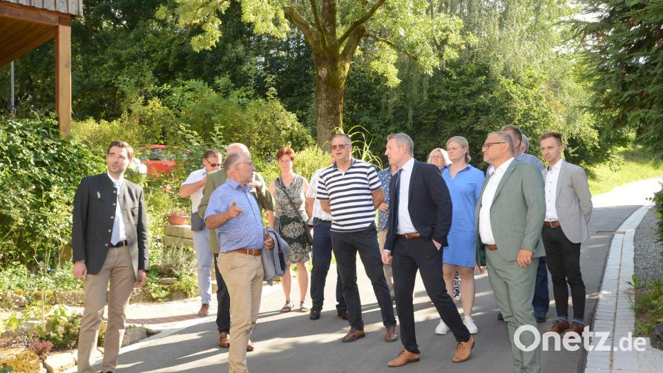 Bürgermeister Johannes Kett (vorn, zweiter von rechts) lud im Anschluss an die Andacht zu einem Rundgang ein. Bild: bey