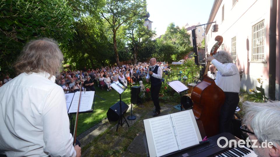 Der Auftritt von Peter Wittmann und den &quot;Ballhouse Boys&quot; bei den Wurzer Sommerkonzerten am Sonntagnachmittag war bestens besucht. Bild: bey