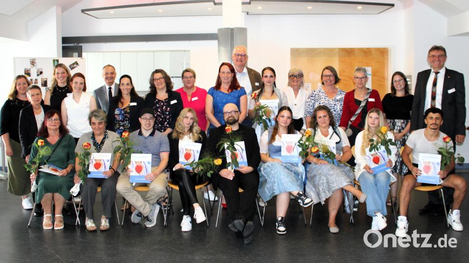 Lehrerkollegium und Klinikleitung gratulierten den frischgebackenen Pflegefachhelfern 
zum bestandenen Abschluss. Bild: Marie Ehras/exb