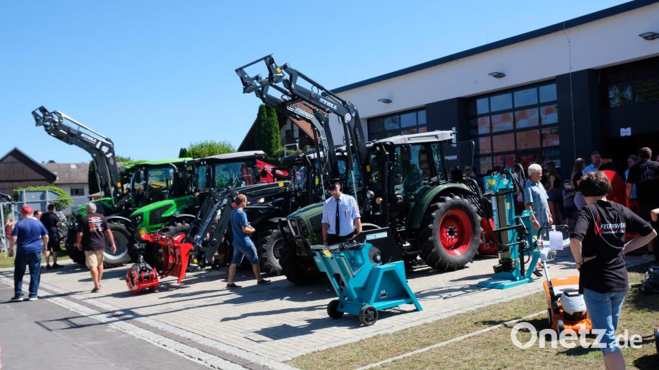Auf dem Festplatz gibt es vor dem neuen Feuerwehrhaus innovative landwirtschaftliche Maschinentechnik zu bestaunen. Bild: do