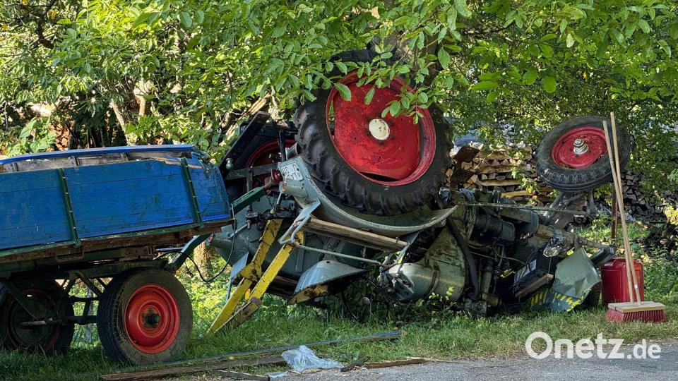 Der Traktor überschlug sich und kam im Straßengraben kopfüber zum Liegen. Bild: Haubner/dpa