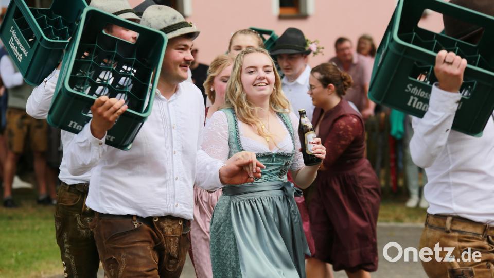 Beim Bierkastentanz wissen Andreas Ehbauer (links) und Madeleine Frost (rechts) noch nicht, dass sie das neue Oberkirwapaar werden. Bild: egl