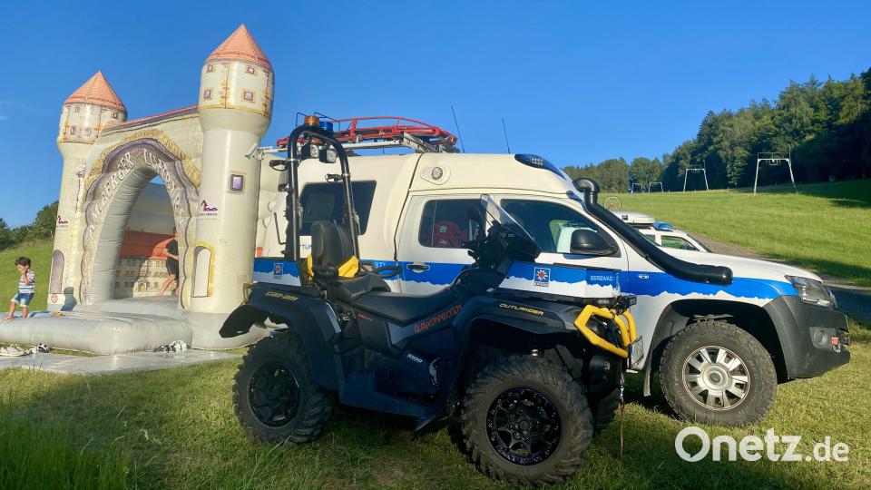 Neben der &quot;Luftburg&quot; aus Amberg war der Fuhrpark der Bergwacht ausgestellt. Bild: gri