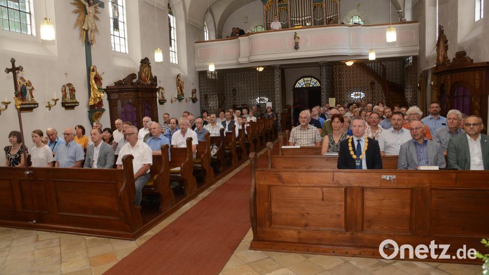 Wie vor, jedoch mit allen Besuchern der Andacht zum Abschluss der Dorferneuerung Bild: bey
