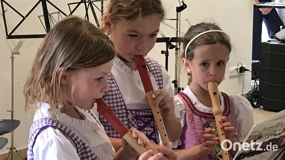 Konzentriert spielten Isa und Zoe Graf mit Annalena Albrecht ihre Stücke. Bild: mma
