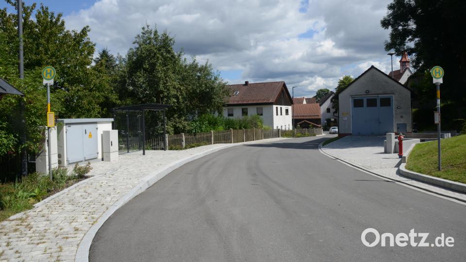 Die Ortseinfahrt Wilchenreuth mit Blick auf das Feuerwehrhaus und den Dorfbrunnen (rechts) und die Bushaltestelle mit Wartehäuschen (links). Bild: bey