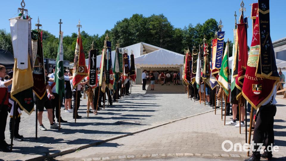 Vor dem Einzug ins Festzelt mit Fahnenparade bestimmen die Farbtupfer der vielen Vereinsfahnen das Bild. Bild: do