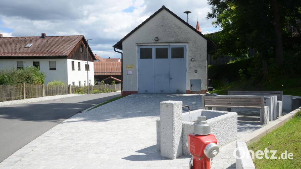 Zentraler Punkt im Ortsteil Wilchenreuth ist das Feuerwehrhaus mit der Sitzgarnitur und dem Dorfbrunnen. Bild: bey