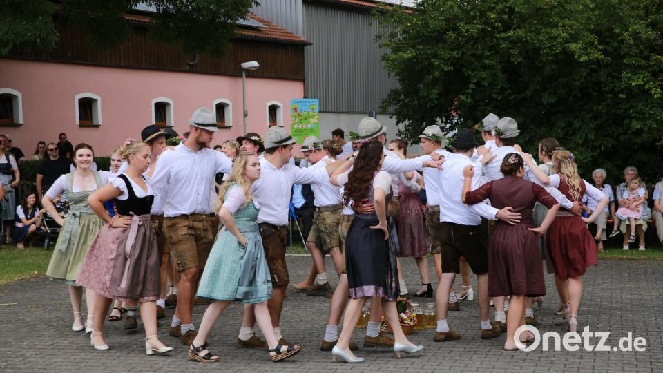 Die Lengenfelder Kirwapaare zeigen den zahlreichen Besuchern ihre Tänze. Bild: egl