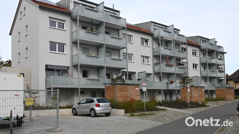 Kaum wiederzuerkennen sind nach der Generalsanierung die Wohnungen in der Endemannstraße 1 – 5. Schönere und größere Balkone, barrierefreie Erdgeschoßwohnungen sowie sechs zusätzliche Wohnungen oben im Dachgeschoß, das ließ sich das Wohnungsunternehmen einiges kosten, war bei der Versammlung zu hören. Bild: gf