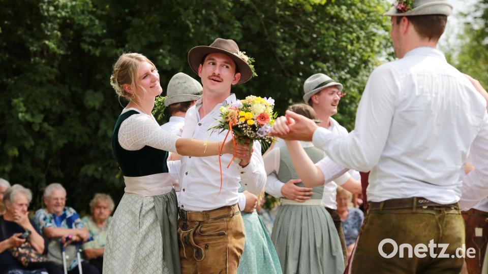 Noch schnell wurde der Strauß weitergegeben. Bild: egl