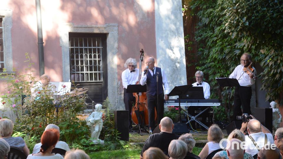Der Auftritt von Peter Wittmann und den wunderbaren &quot;Ballhouse Boys&quot; bei den Wurzer Sommerkonzerten am Sonntagnachmittag war bestens besucht. Für das Publikum war dieser Auftritt ein echtes musikalisches, vor allem gesangliches Erlebnis dazu noch gemischt mit einmaligen prosaischen Wortbeiträgen von Peter Wittmann. Bild: bey