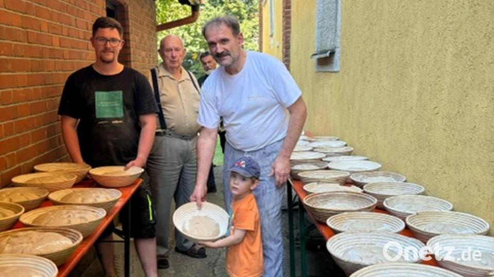 Das Brot steht zum „Einschiessen“ durch die drei Bäcker Herbert Seer senior und junior und Julian Brucker bereit. Erstmals unterstützt durch Matheo, dem Enkel und Urenkel der einheimischen Bäcker Seer. Bild: bir
