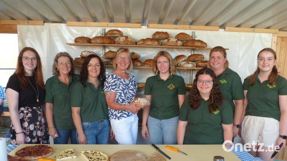 Viel zu tun gab es im Brot- und Kuchenstand für die fleißigen Verkäuferinnen. Bild: bir