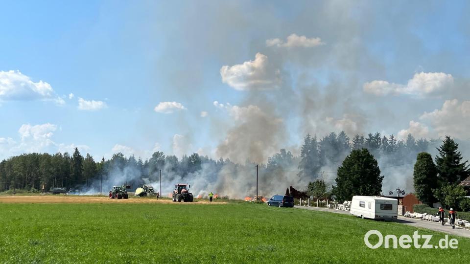In Josephshof haben am Dienstagnachmittag eine Strohballenpresse und ein Feld gebrannt. Bild: nza